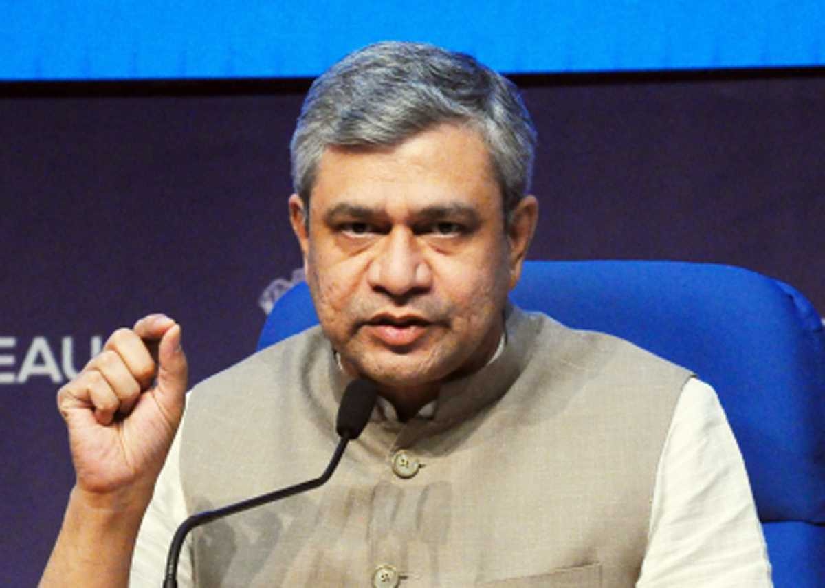 वैष्णव ने वंदे भारत ट्रेनों के लिए 14 मिनट में चमत्कारी सफाई प्रणाली प्रक्रिया शुरू की वैष्णव ने वंदे भारत ट्रेनों के लिए 14 मिनट में चमत्कारी सफाई प्रणाली प्रक्रिया शुरू की